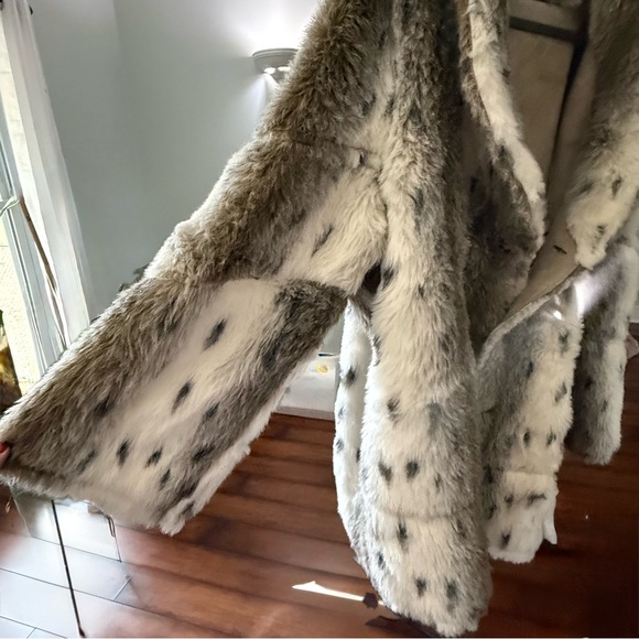 Chic Faux Fur Teddy Jacket - Cream and Brown - Picture 2 of 9